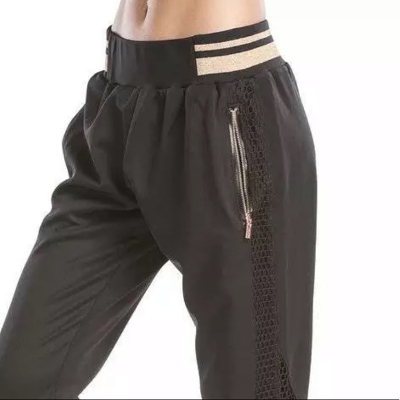 Lime & Vine mesh overlay jogger with mesh panels - Picture 4 of 16